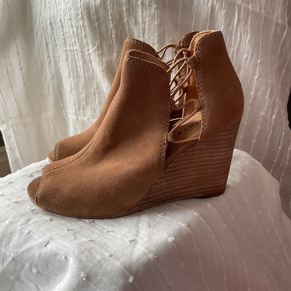 Lucky Brand Tan Suede Wedges with Peep-Toe